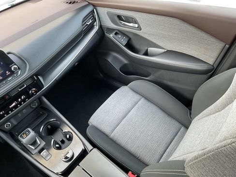 Used 2022 Nissan Rogue SV image 17