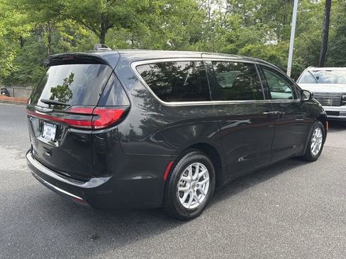 Used 2023 Chrysler Pacifica Touring-L FWD image 7