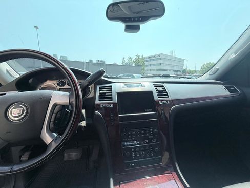 Used 2012 Cadillac Escalade Luxury AWD/4WD image 18