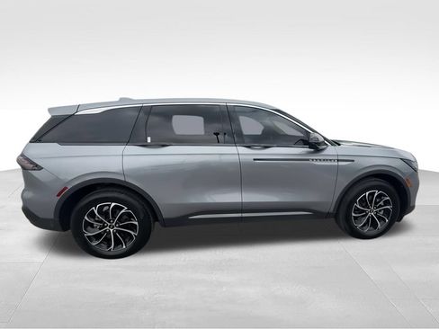 Used 2025 Lincoln Nautilus Premier AWD/4WD image 9