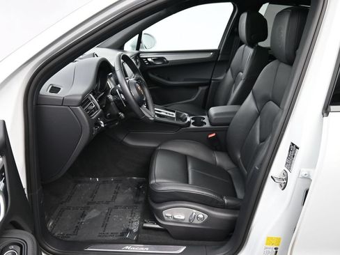 Certified 2026 Porsche Macan AWD/4WD image 9