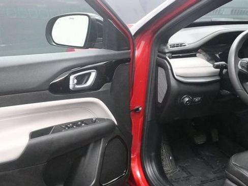 Used 2025 Jeep Compass Limited AWD/4WD image 17