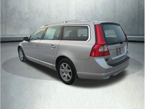 Used 2010 Volvo V70 image 3