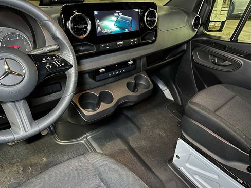 Used 2025 Mercedes-Benz Sprinter 2500 image 32