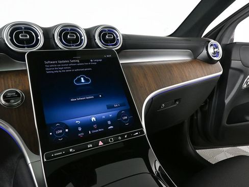 Used 2025 Mercedes-Benz GLC 300 4MATIC image 14