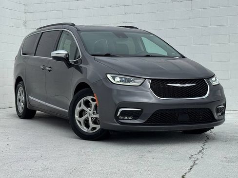 Used 2023 Chrysler Pacifica Limited FWD image 2
