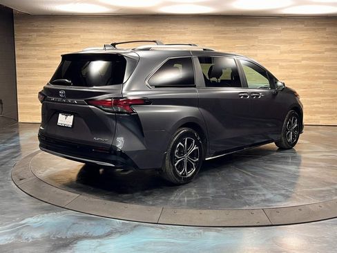 Used 2025 Toyota Sienna Platinum image 9