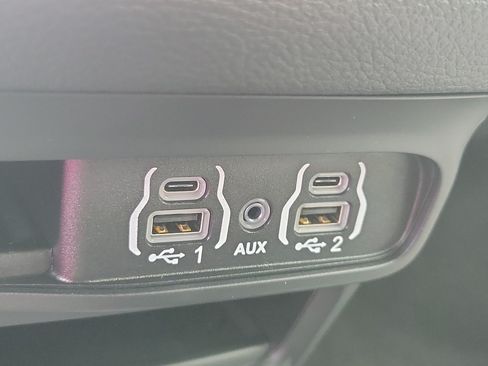 Used 2025 Chrysler Pacifica Select FWD image 24