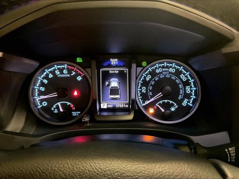 Used 2021 Toyota Tacoma TRD Off-Road image 24