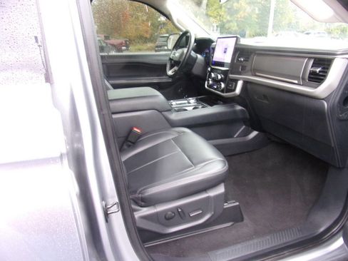 Used 2024 Ford Expedition XLT image 15