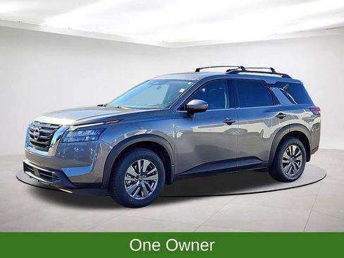 Used 2024 Nissan Pathfinder SV w/ SV Premium Package image 3