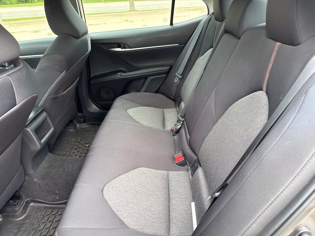 Used 2018 Toyota Camry LE FWD image 14