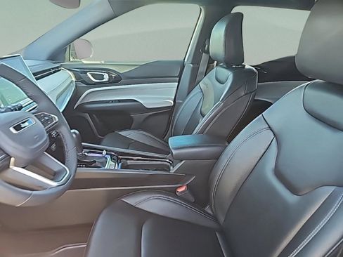 Used 2025 Jeep Compass Limited image 28