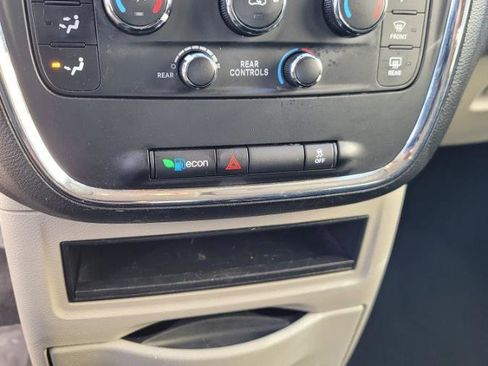 Used 2019 Dodge Grand Caravan SE w/ UConnect Hands-Free Group image 23