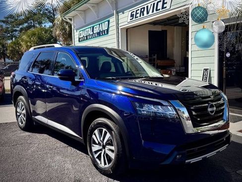 Used 2023 Nissan Pathfinder SL image 2