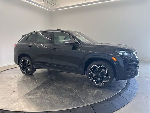 New 2026 Volkswagen Tiguan SEL R-Line AWD/4WD image 2