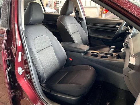 Used 2025 Nissan Altima 2.5 SV FWD image 21