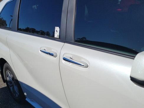 Used 2025 Toyota Sienna XLE image 11