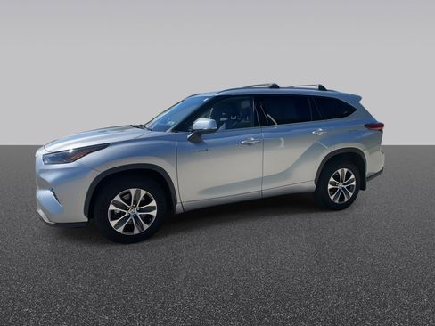 Used 2021 Toyota Highlander XLE AWD/4WD image 5