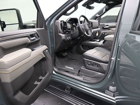 Used 2025 Chevrolet Silverado 2500 ZR2 w/ Technology Package image 15