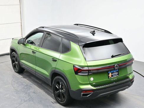 Certified 2025 Volkswagen Taos SE image 33