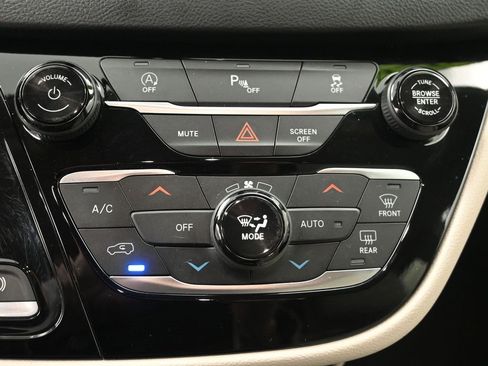 Used 2020 Chrysler Pacifica Touring-L Plus w/ Tire & Wheel Group image 23