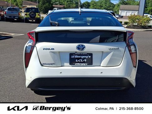 Used 2017 Toyota Prius Four FWD image 6
