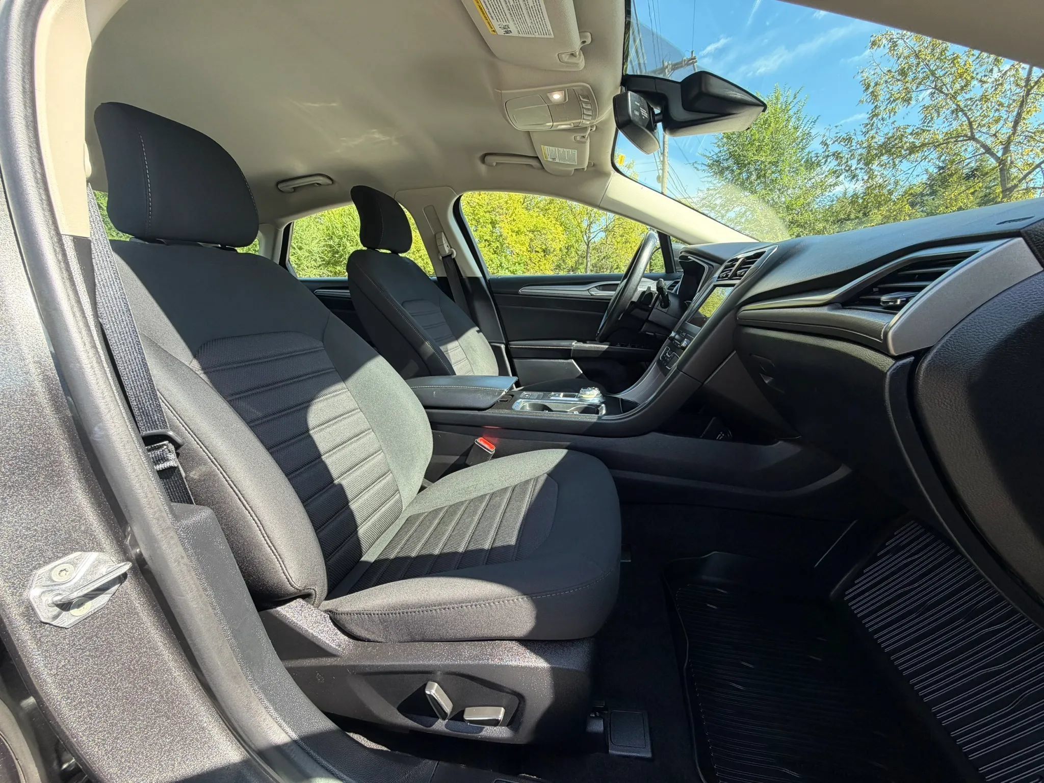Used 2019 Ford Fusion SE FWD image 15