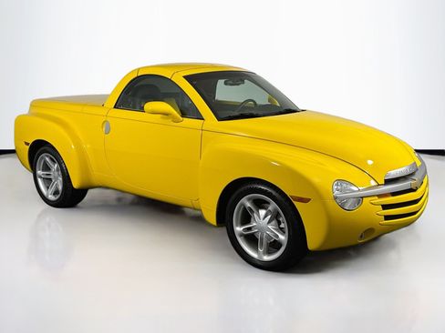 Used 2004 Chevrolet SSR RWD image 2