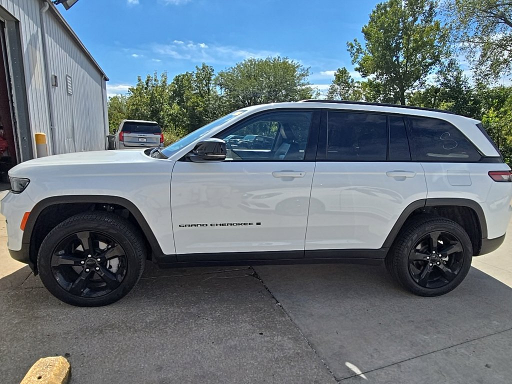 Used 2023 Jeep Grand Cherokee Limited w/ Black Appearance Package AWD/4WD image 4