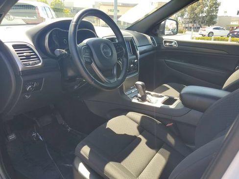 Used 2019 Jeep Grand Cherokee Laredo RWD image 16