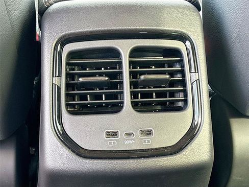 New 2025 VinFast VF 8 Eco AWD/4WD image 24