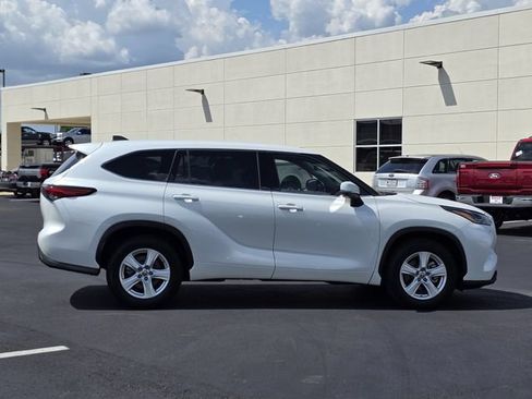 Used 2022 Toyota Highlander L FWD image 3