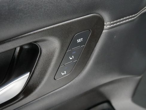 Used 2024 Nissan Pathfinder Platinum image 16