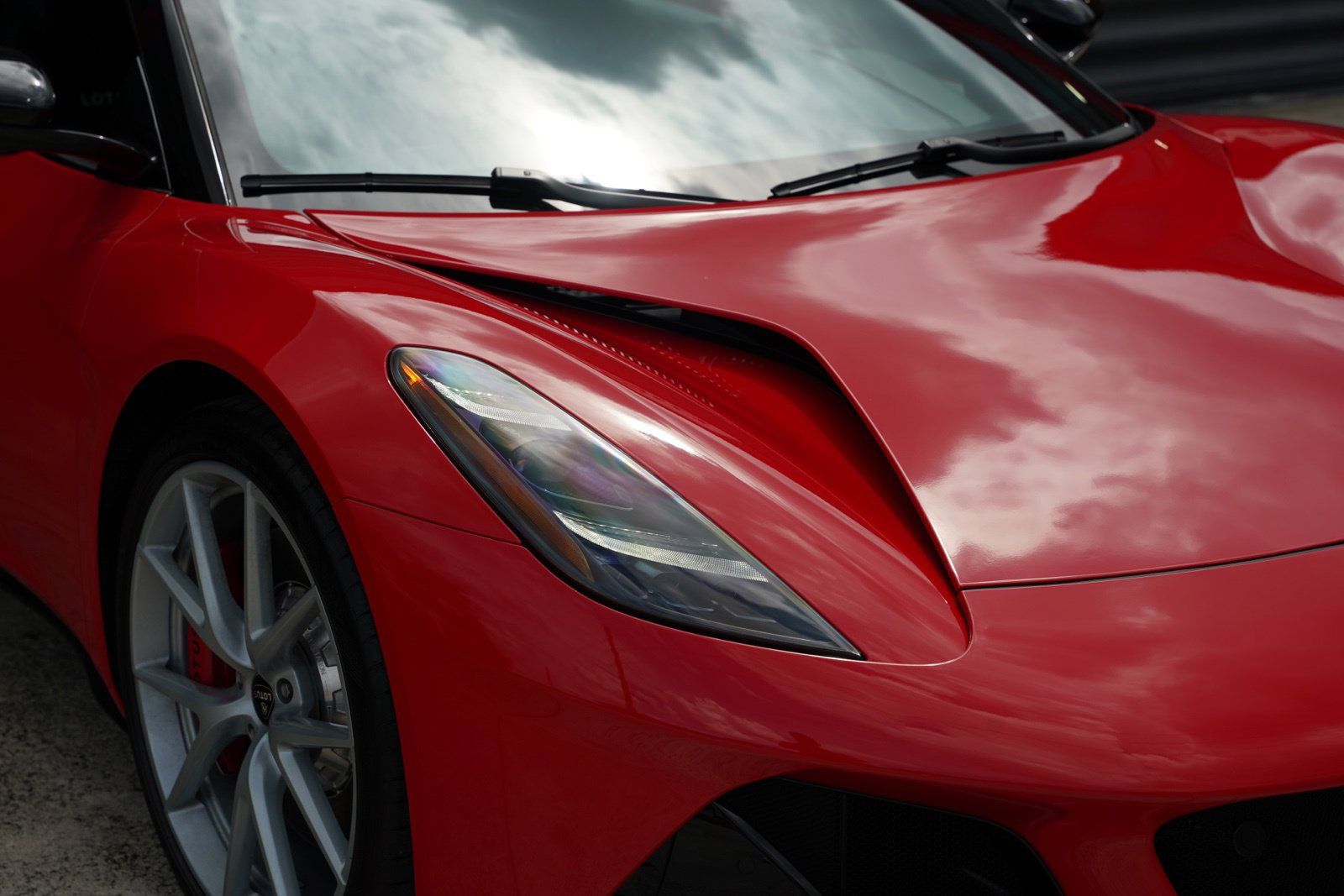 Used 2025 Lotus Emira RWD image 17