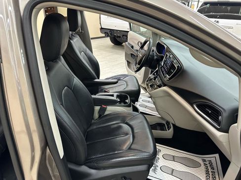 Used 2018 Chrysler Pacifica Touring-L Plus FWD image 45