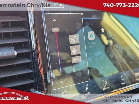 Used 2023 Chrysler Pacifica Touring-L image 22