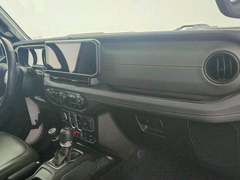 Used 2024 Jeep Gladiator Mojave AWD/4WD image 30