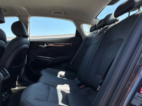 Used 2017 Kia Cadenza Premium w/ Luxury Package FWD image 17