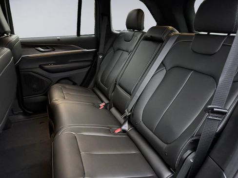 New 2025 Jeep Grand Cherokee Limited w/ Luxury Tech Group II image 18