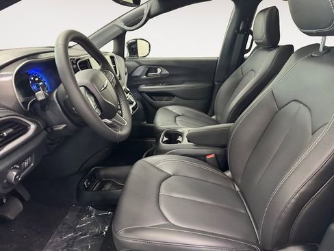 Used 2026 Chrysler Pacifica Select image 6