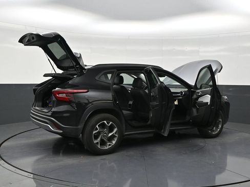 Used 2025 Chevrolet Trax LT FWD image 28