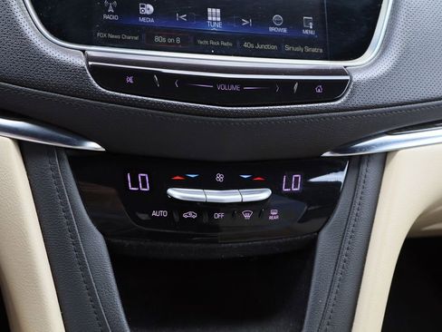 Used 2018 Cadillac XT5 FWD image 17
