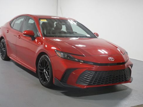Used 2025 Toyota Camry SE FWD image 3