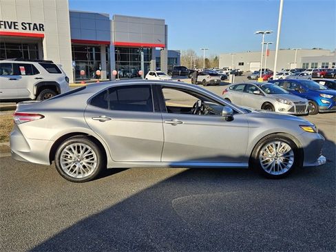 Used 2018 Toyota Camry XLE image 13