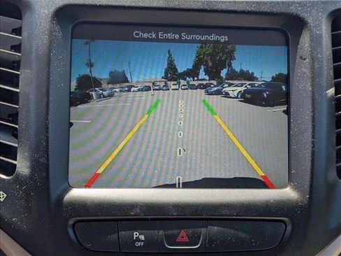 Used 2018 Jeep Cherokee Latitude FWD image 13