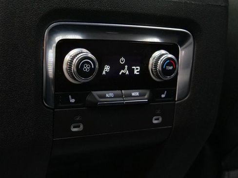 Used 2024 GMC Yukon XL SLT w/ SLT Luxury Package image 33