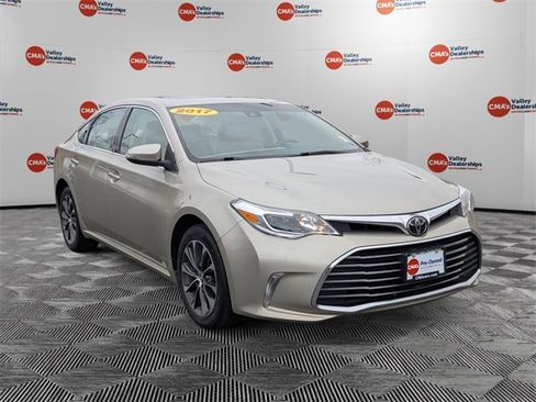 Used 2017 Toyota Avalon XLE Premium image 3