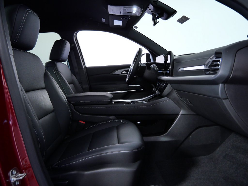 Used 2025 Chevrolet Traverse LT w/ Driver Confidence Package FWD image 9