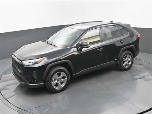 Used 2025 Toyota RAV4 XLE image 30